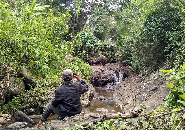 Misbahus Surur mengamati sungai di barat Gunung Geger Tengu