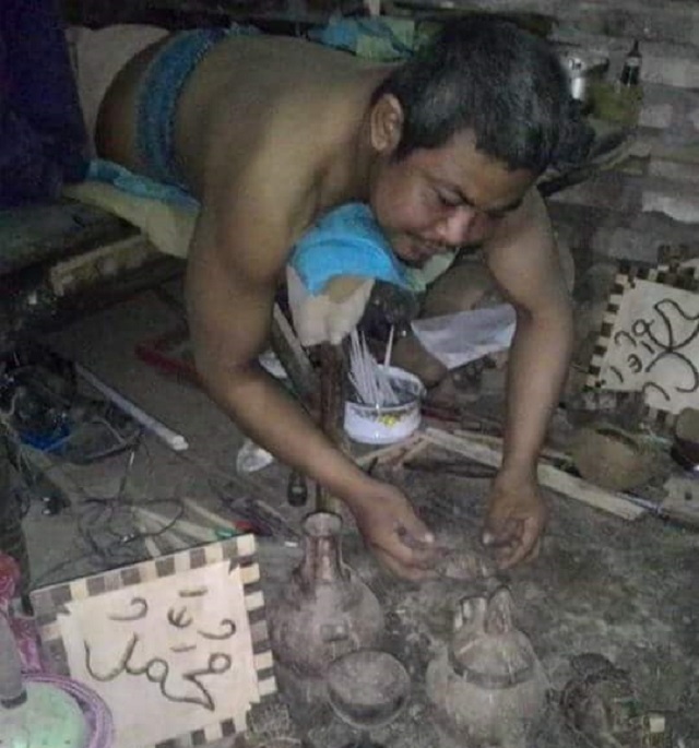 Pak Parni sedang membuat kerajinan dari cangkok kelapa