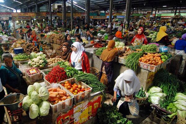 Warga berbelanja untuk memenuhi kebutuhan Ramadan di Pasar Bandarjo, Ungaran, Kabupaten Semarang, Jateng, Rabu (17/6). - foto antara