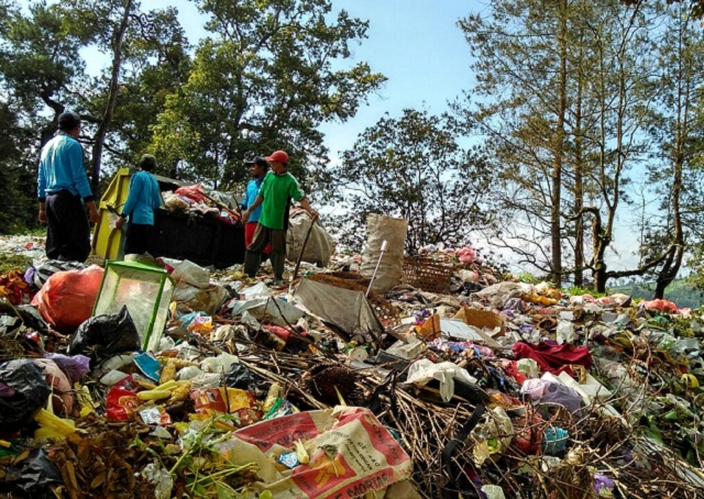 petugas kebersihan mengumpulkan sampah yang telah dikumpulkan warga sekitar telaga sarangan