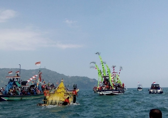 Tumpeng yang telah dilarungkan ke tengah laut | Tradisi larung sembonyo di Pantai Prigi | Foto Mas Rochim