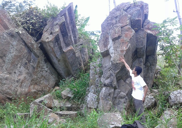 Batu Jompong, berbentuk diagonal (segi lima). Meskipun tampak terpisah, batu ini sebenarnya adalah bongkahan