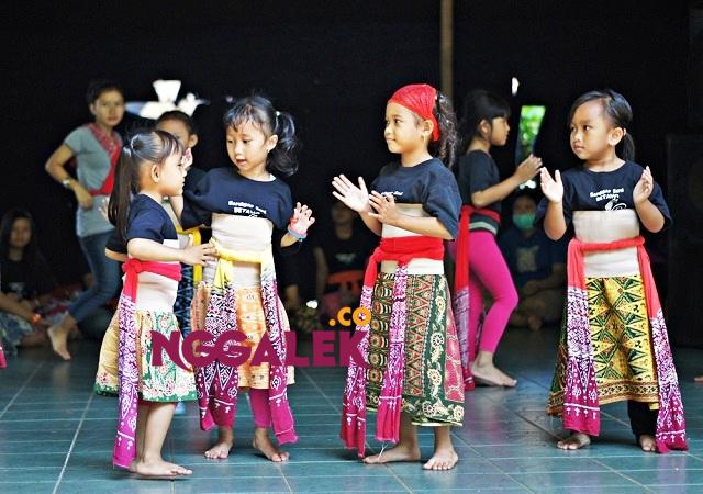 Latihan menari di sanggar budaya | foto by photoshobbies