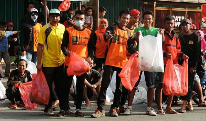 Aksi Niponk pungut sampah salam acara lomba gerak jalan Kecamatan Watulimo - Photo: Agus Isma'il S