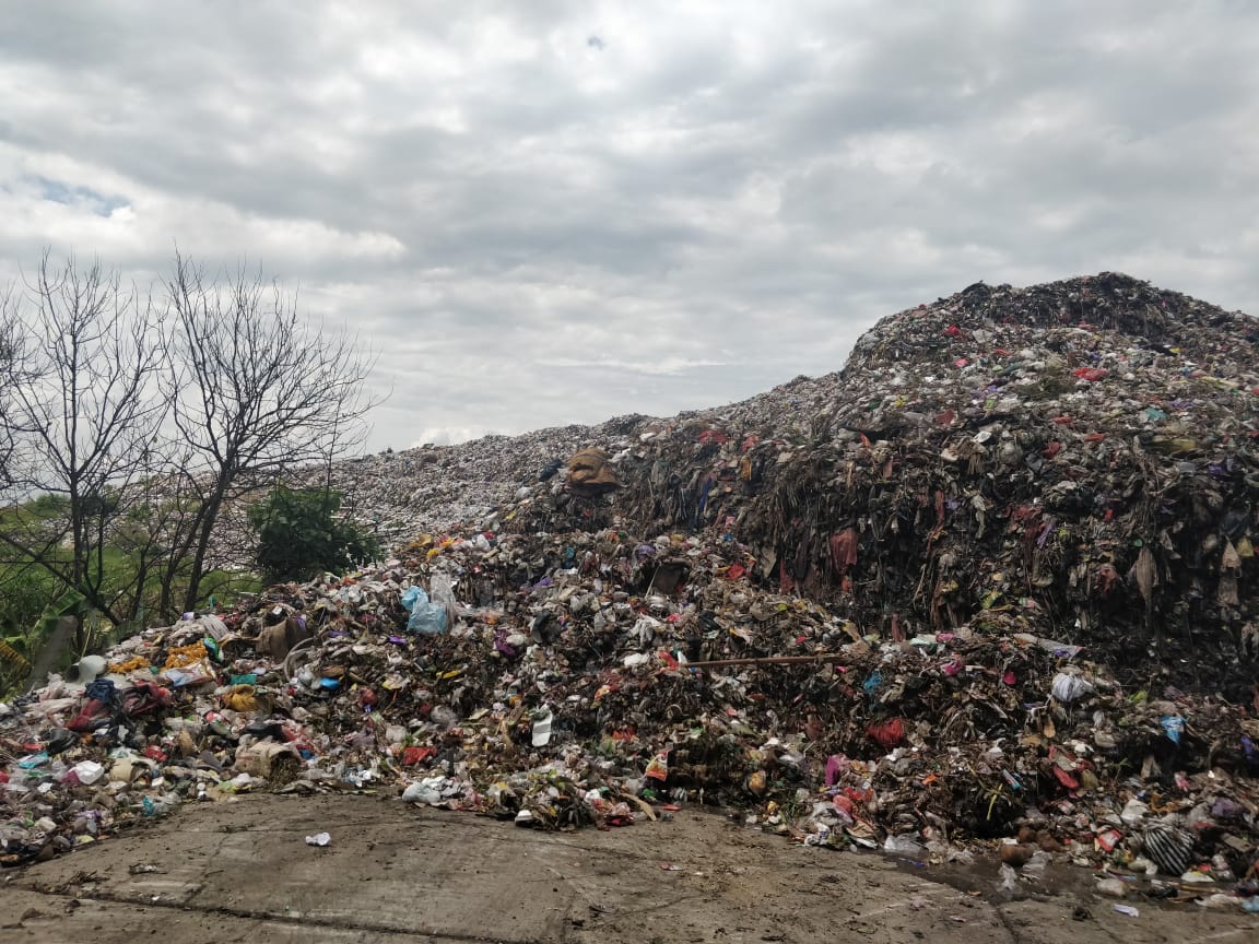 Tumpukan sampah di TPA Mrican Ponorogo