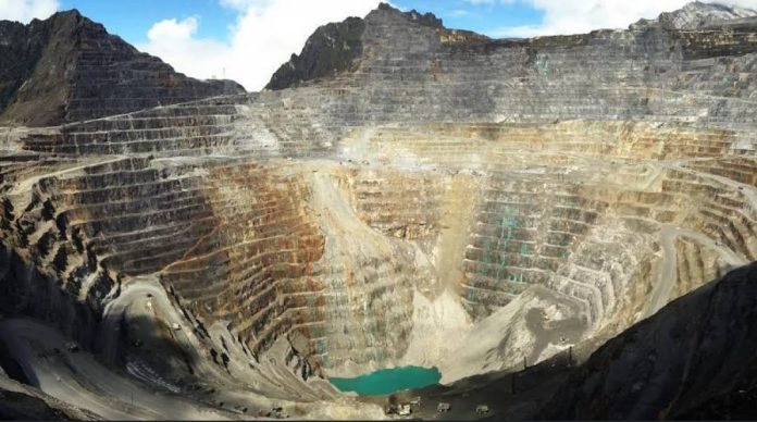 Tambang emas PT Freeport di Papua yang menghancurkan gunung-gunung besar