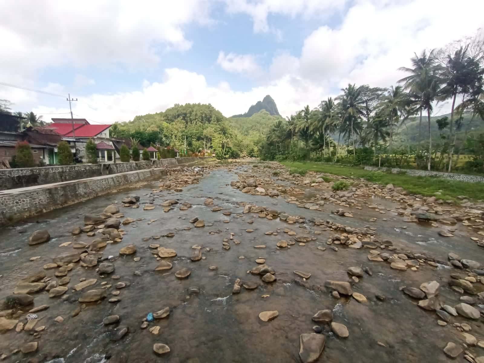 Sungai Tawing di Desa Senden, Kecamatan Kampak, Kabupaten Trenggalek 