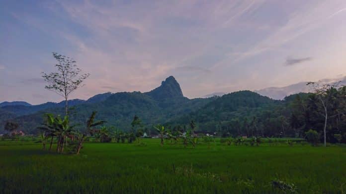 Gunung Manik Oro di Kecamatan Kampak