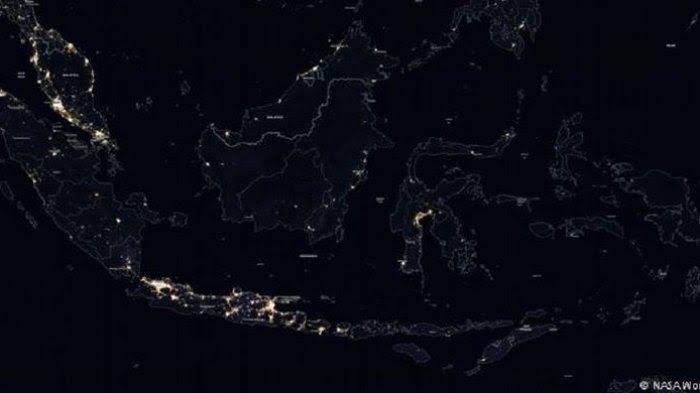 Citra satelit NASA di Indonesia pada malam hari